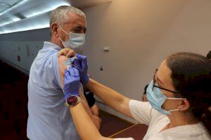 Los médicos en ejercicio privado acuden a vacunarse a la sede del Colegio de Médicos