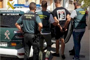 Roben en joieries d'Alacant a punta de pistola i amenaçant amb martells i destrals