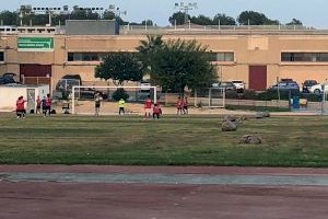 El PSOE denuncia el "lamentable" estado del campo de futbol de la pista de atletismo en el que entrenan equipos de fútbol base
