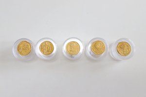 Restauran las 53 monedas de oro halladas por dos aficionados al submarinismo en Xàbia