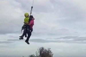 VIDEO | Rescaten en helicòpter a un grup d'excursionistes que s'havien perdut al Castell de la Vall d'Uixó