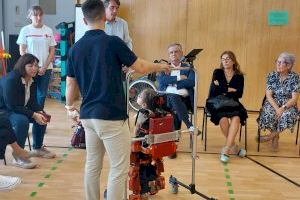 El colegio de parálisis cerebral de Cruz Roja en València acogió una demostración de las ventajas de un exoesqueleto para menores