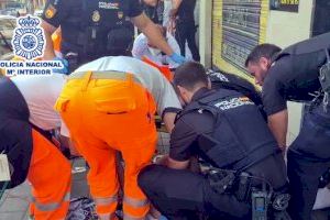 La Policía de Alicante salva la vida a un bebé de 10 meses que se atragantaba