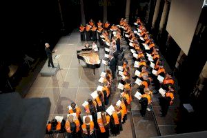 El Claustro de La Nau reúne a 180 cantoras y cantores en un concierto extraordinario del Orfeó Universitari de València