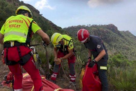 Los bomberos rescatan un cadáver en una zona escarpada de La Vall d’Uixó