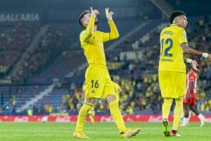 Homenaje del Villarreal a Llaneza con una victoria épica en el último minuto