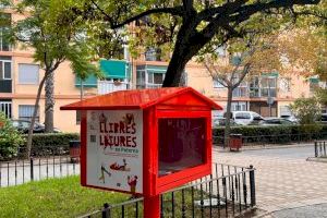 El proyecto “Libros Libres” fomenta la lectura mediante puntos de intercambio de libros en espacios públicos de Paterna