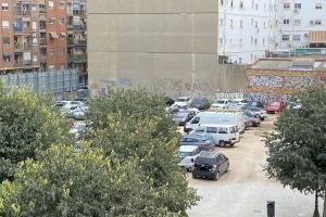 Els veïns de Nou Moles denuncien un aparcament il·legal enfront d'un parc del barri