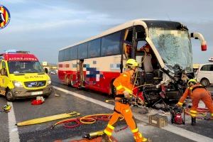Un fallecido en un accidente entre un camión y un autobús en la A-3 en Riba-roja