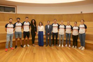La rectora de la Universidad de Alicante felicita a los equipos de remo por la temporada realizada