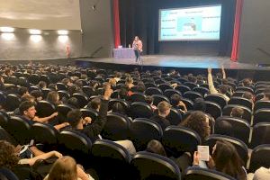 Marina Marroquí engancha a los alumnos de secundaria de El Campello