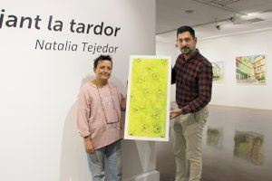 L'artista Natalia Tejedor dona un quadre de la seua exposició ‘Pedaletjant la Tardor’ a l'Ajuntament de Sagunt