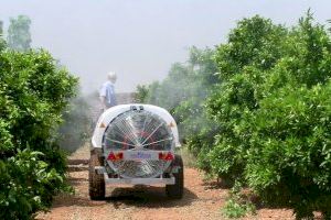 Los agricultores valencianos piden al ministerio un listado de plaguicidas imprescindibles para evitar la prohibición de la UE