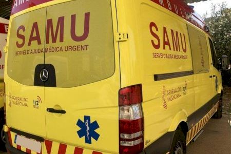 Salvan la vida a un motorista que chocó contra una furgoneta en Sedaví