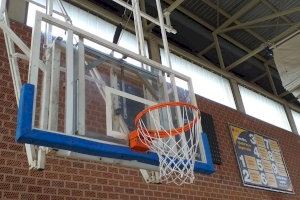 Alaquàs instala un nuevo sistema anticaída en las canastas de baloncesto del Polideportivo del Bovalar