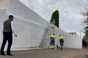 El Ayuntamiento de Sant Jordi pinta todo el cementerio y renueva la jardinería con motivo de Todos los Santos