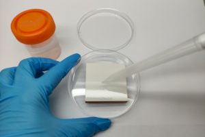 Un equipo de investigación de la UJI e ITC-AICE profundiza en superficies cerámicas biocides