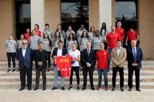 El presidente de la Diputación despide a ‘Las Guerreras’ antes de poner rumbo al Campeonato de Europa de 2022
