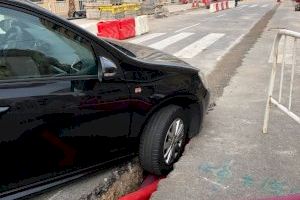 Cau un cotxe en una rasa de l'avinguda Lledó de Castelló