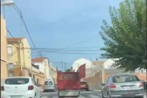 VÍDEO | Un camió amb la porta oberta colpeja diversos vehicles a Ibi