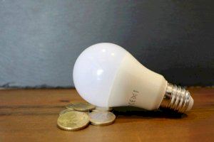 La factura de la luz baja por primera vez en 21 meses pero sigue superando los 100 euros en octubre