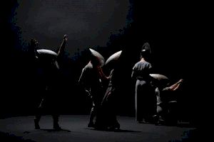 El espectáculo ‘Entre hilos y huesos’, de Daniel Doña, reivindica libertad y memoria histórica desde la danza