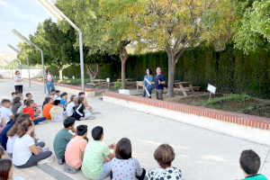 El Ayuntamiento de Crevillent entrega un compostador a cada centro educativo  para fomentar la educación medioambiental