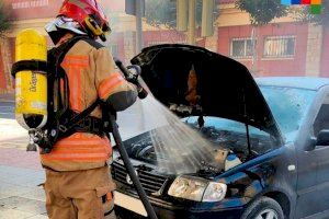 Crema un cotxe enfront del Mercat de Sant Antoni a Castelló