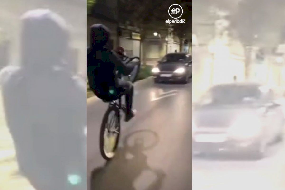 Una marabunta de jóvenes con pasamontañas, armados y en bici siembra el pánico y arrolla a un policía en Alaquàs