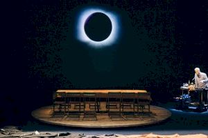 La aclamada obra de Pont Flotant “Eclipsi total” llega mañana al Paraninfo de la UA