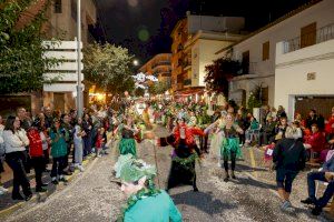 20 peñas participan en el Desfile del Humor celebrado anoche en las Fiestas de l’Alfàs