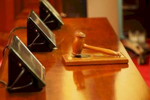 Jutgen a un advocat acusat d'estafar a un client que defensava a Alacant