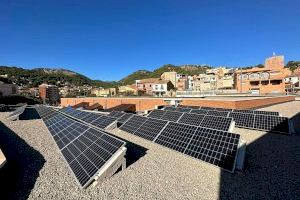 Serra instal·la plaques solars per generar energia neta