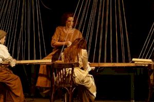 El Teatre Serrano de Gandia acull la representació de Júlia, la clàssica novel·la d’Isabel Clara-Simó