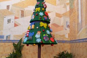 Cultura instala un árbol de Navidad de siete metros de altura en la plaza Manuel Miró de Calp