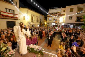 La procesión en honor al Cristo del Buen Acierto moviliza al pueblo de l’Alfàs y pone el broche final