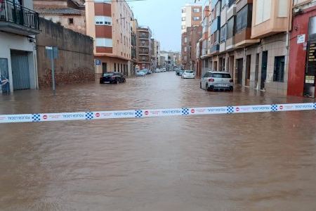 VIDEO | La tormenta descarga con fuerza en Castellón: calles inundadas, granizo y mucho viento