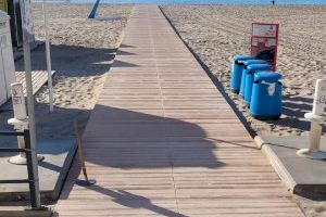 Termina la instalación de la nueva pasarela accesible en la playa Centro
