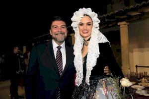 Luis Barcala saluda con un “Bona Nit, Alacant” a Belén Mora Rosado, elegida Bellea del Foc 2023
