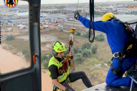 VÍDEO | Trauen en helicòpter als treballadors atrapats per l'aigua en un polígon de Quart de Poblet