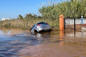 Un cotxe s'afona en una séquia de Nules en passar per una zona inundada