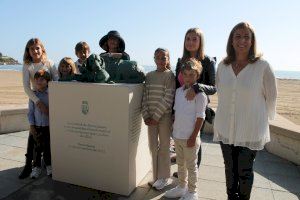Benicàssim inaugura su escultura en honor a los animales abandonados
