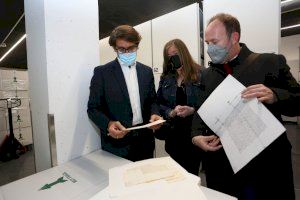 El personal del Archivo Histórico abre el acceso a las peticiones de documentación histórica en las instalaciones de la biblioteca