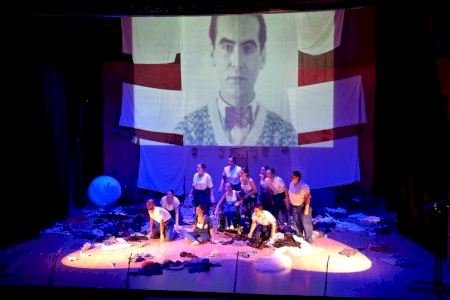El grupo de teatro joven Los Molinos pone en escena, el sábado 19, la obra “Comedia sin Federico” en la Casa de Cultura de Agost