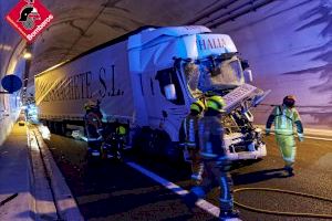 Dos heridos al chocar dos camiones en el túnel de la A-7 en Alcoi