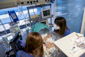 El hospital 9 de Octubre de Valencia opta por las puertas abiertas para que los padres puedan acompañar a sus hijos en las UCI pediátricas
