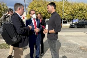 El alcalde de Vinaròs, Guillem Alsina, recibe al conseller de Sanidad Miguel Mínguez