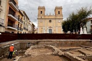 Las excavaciones arqueológicas en la plaça de Baix sacan a la luz una basílica de época romana