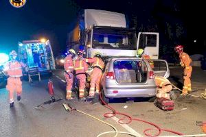 Brutal accidente en Alzira entre un camión y un coche: rescatan a una conductora atrapada