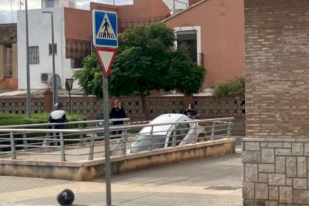 Un coche queda bloqueado en unas escaleras de Catarroja